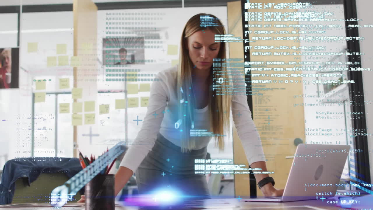 animación de lenguaje de programación sobre mujer de negocios caucásica sonriendo y trabajando en una computadora portátil
