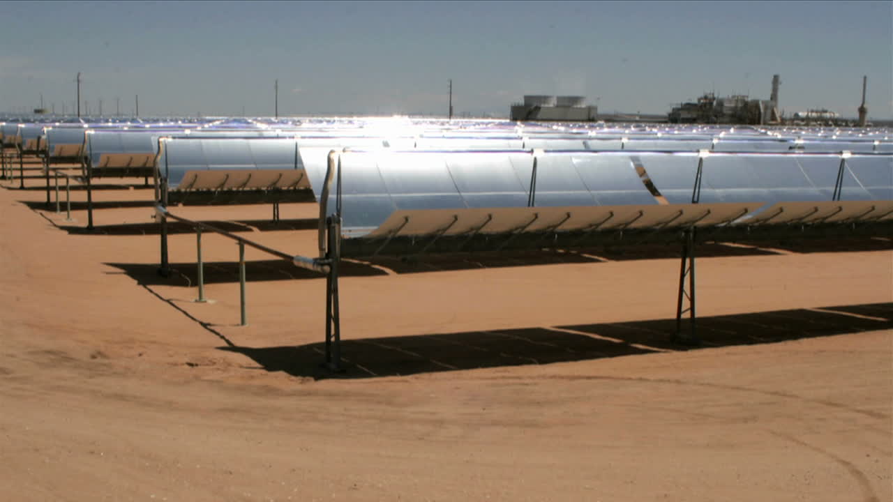 muchos bancos de paneles solares abiertos al sol