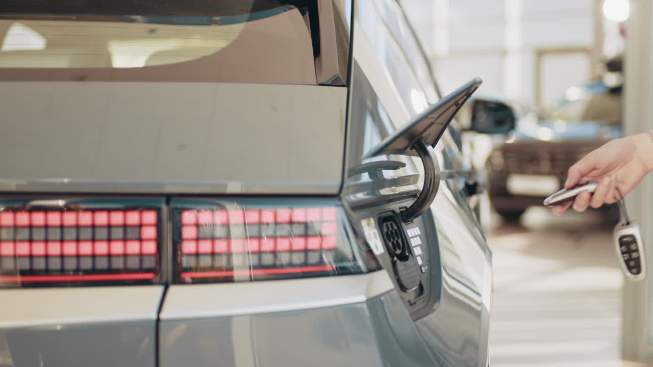 전기 자동차를 충전하는 사람