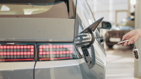 persona cargando un automóvil eléctrico