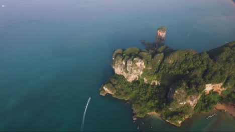 deslumbrante foto aérea aérea de falésias calcárias em uma ilha tropical isolada