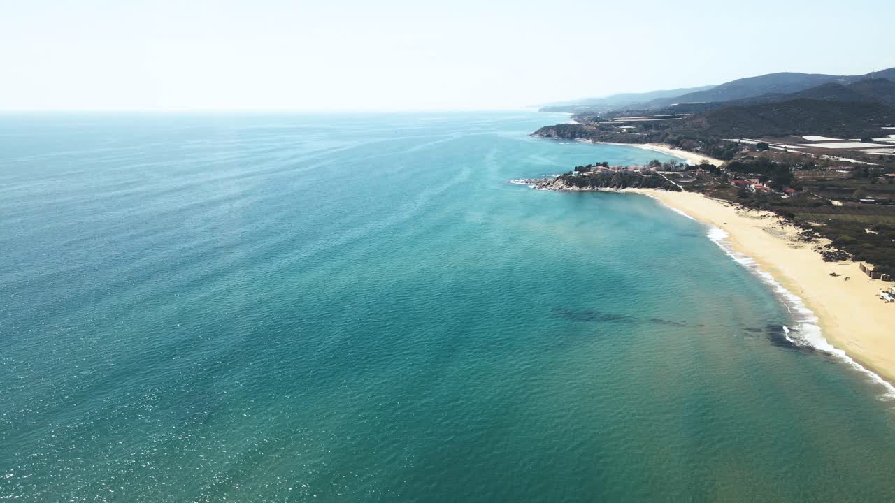 Filmato drone 4K che vola alto sopra una spiaggia tropicale in Grecia.