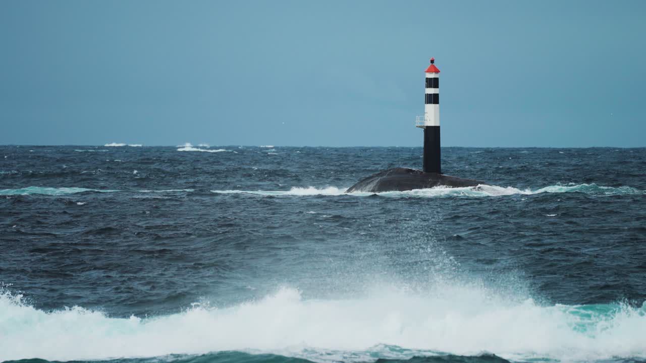 faro en un mar tormentoso