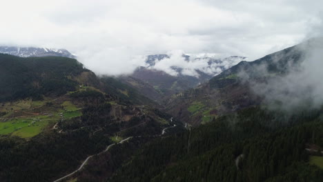 Tiefflug-über-Den-Nemuna-Nationalpark-Im-Kosovo