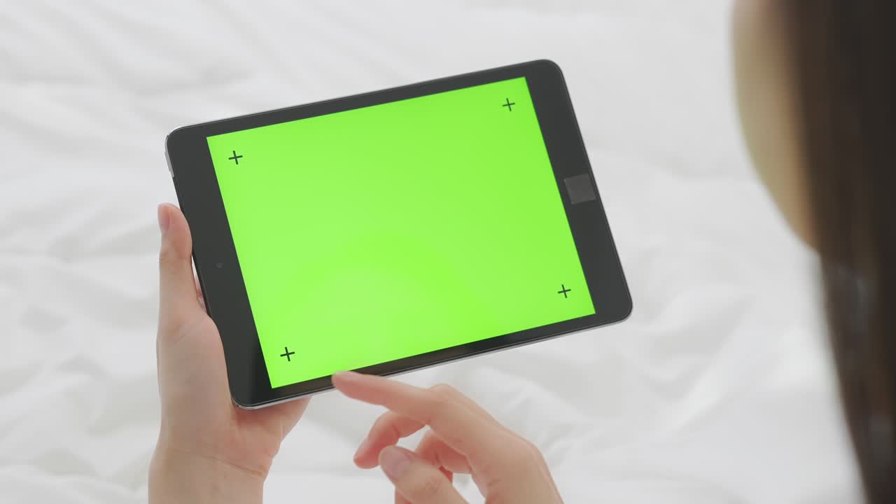 인터넷을 위해 녹색 화면을 가진 디지털 태블릿을 손에 들고 있는 여성의 클로즈업, 광고를 위해 크로마 키 스크린.