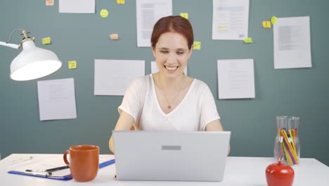 Frau-Blickt-Applaudierend-Auf-Den-Laptop.