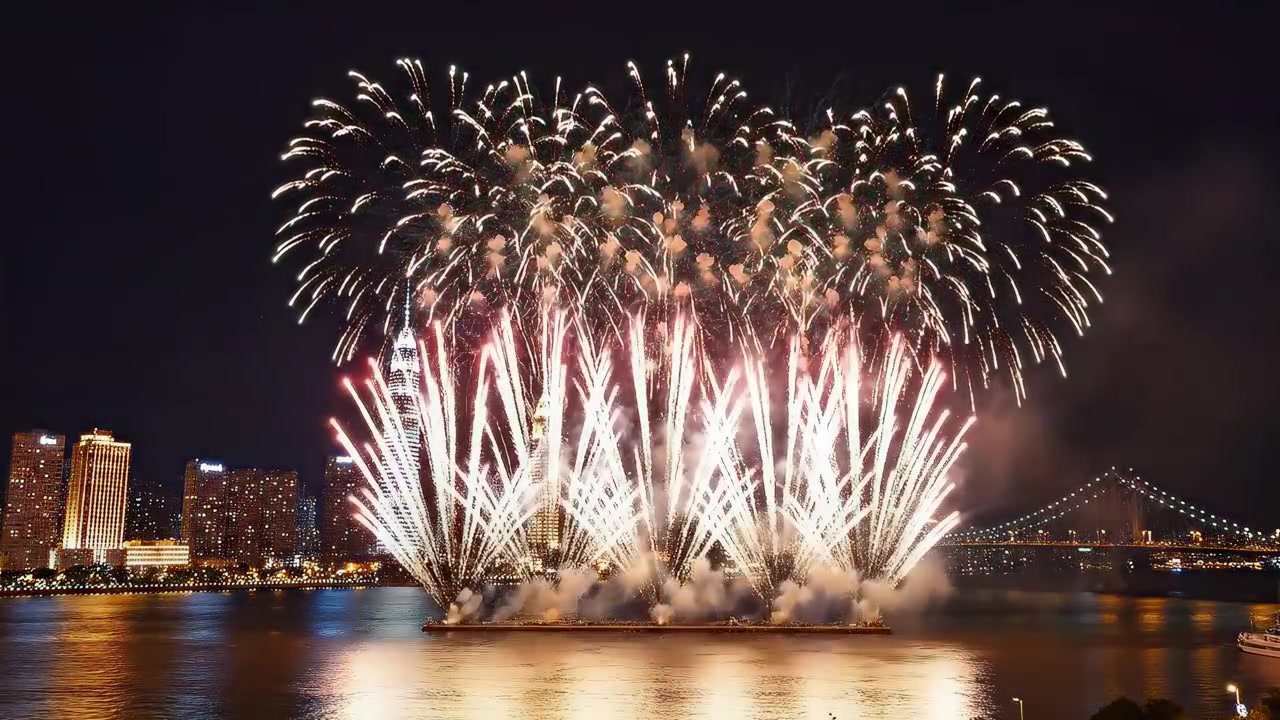 夜 に 都市 の 天際 に 壮大な 花火 が 展示 さ れ て い ます