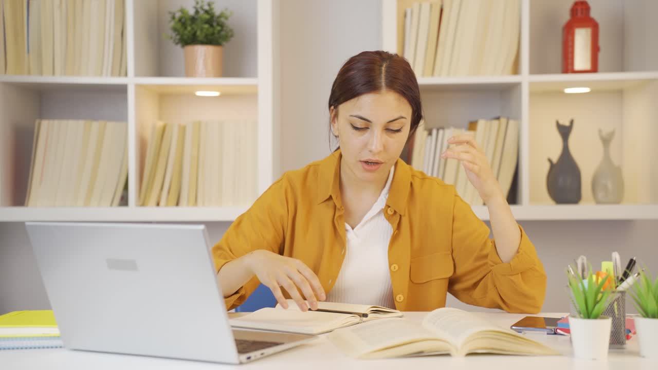 una estudiante enojada y nerviosa.