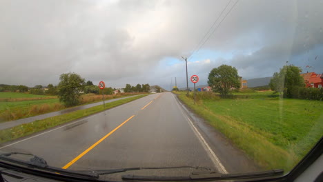 vista de la carretera desde la camioneta un día lluvioso y de mal humor en la isla de lofoten
