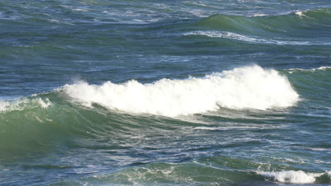 4k-Cámara-Lenta-De-Las-Olas-Del-Océano-Rompiendo-Creando-Un-Lavado-Blanco-En-El-Mar-Azul