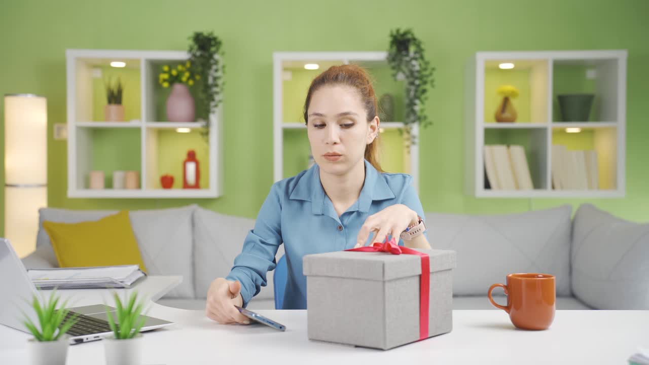 원치 않는 선물을 받은 여성은 불행합니다.