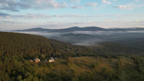 terreno montañoso aéreo, vista de drones de una amplia zona verde, cordillera de turquía, aéreo, pueblo rural de montaña