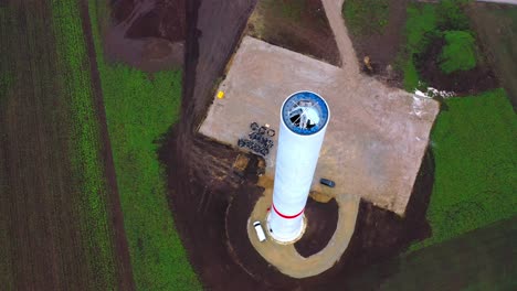 vista superior de la torre de la turbina eólica en construcción en un campo - disparo de drones