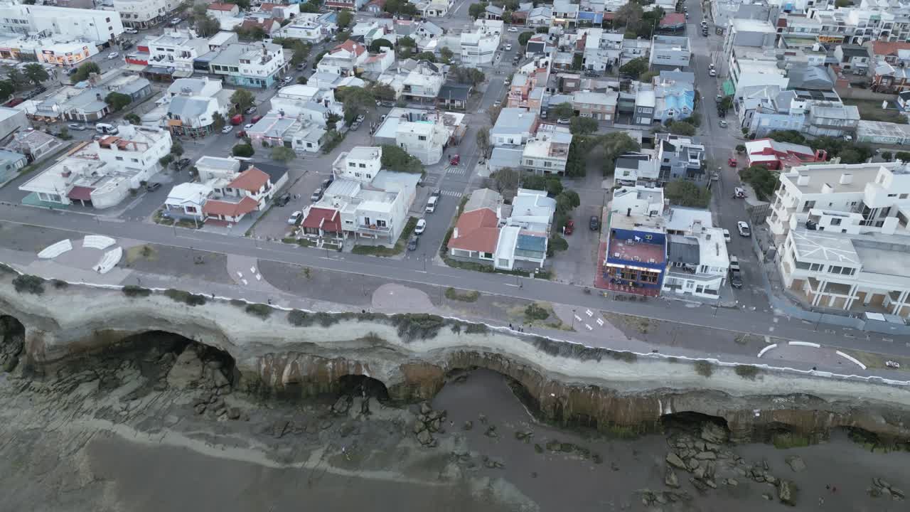 Città balneare di Las Grutas in Patagonia, Argentina. Vista aerea, formazioni di grotte e scogliere per erosione marina. Viaggi e turismo in America Latina.