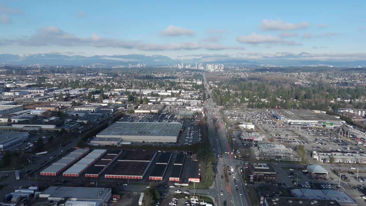 Ripresa con drone di un'area industriale a Surrey, Columbia Britannica.