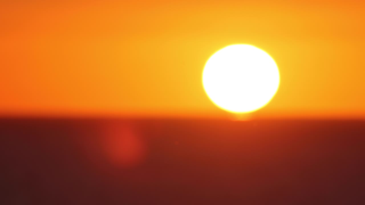 желтый закат над океаном