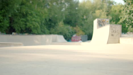 Skateboarder,-Der-Trick-Im-Skatepark-Macht