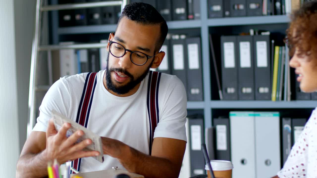 Colleghi di lavoro che discutono su un pezzo di granito 4k