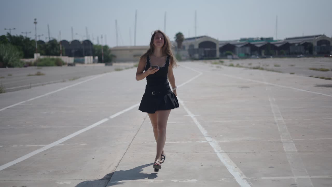 mujer caminando por una calle de la ciudad