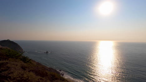 Pan-De-Los-Acantilados-Del-Pacífico-En-El-Norte-De-California-Al-Sur-De-San-Francisco-A-Lo-Largo-De-Un-Tramo-Cerrado-De-La-Ruta-Histórica-1---4k