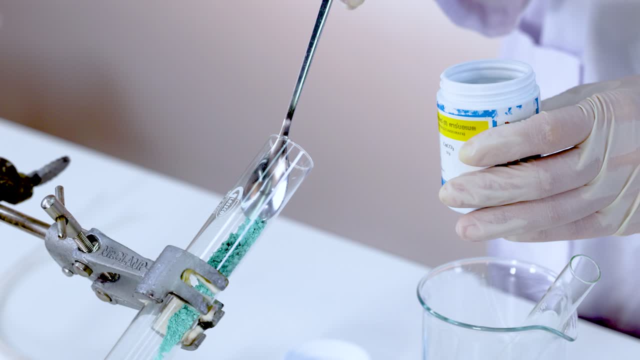 실험실 환경에서 화학 반응 시연