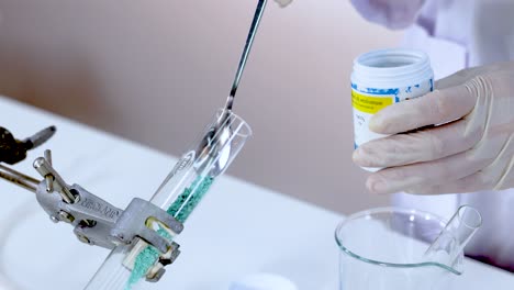 demostración de una reacción química en un entorno de laboratorio