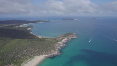 vista panorámica sobre la pintoresca bahía de pez mantequilla en la isla great keppel, queensland, australia - toma aérea de drones