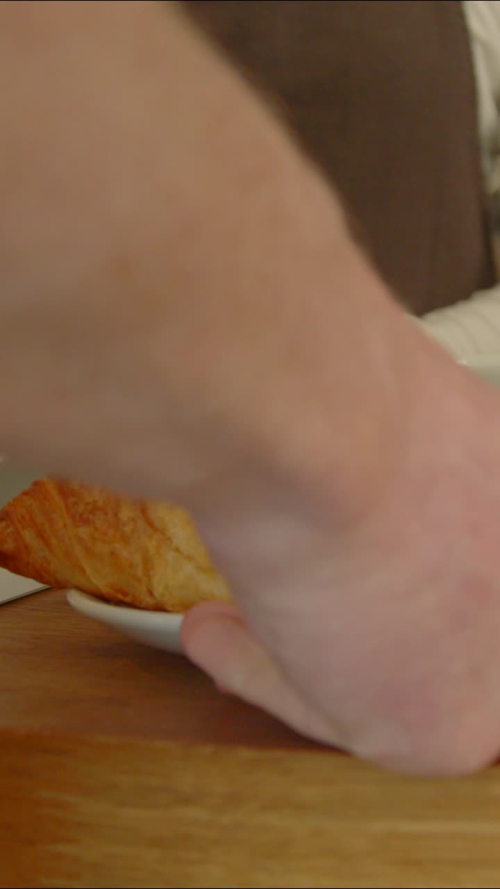 el hombre se lleva croissant y café 02