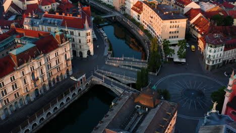 puentes tromostovje sobre el río ljubljanica y la plaza preseren en ljubljana, eslovenia