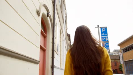 Schöne-Frau,-Die-An-Einem-Sonnigen-Tag-In-Der-Stadtstraße-Spaziert-4k