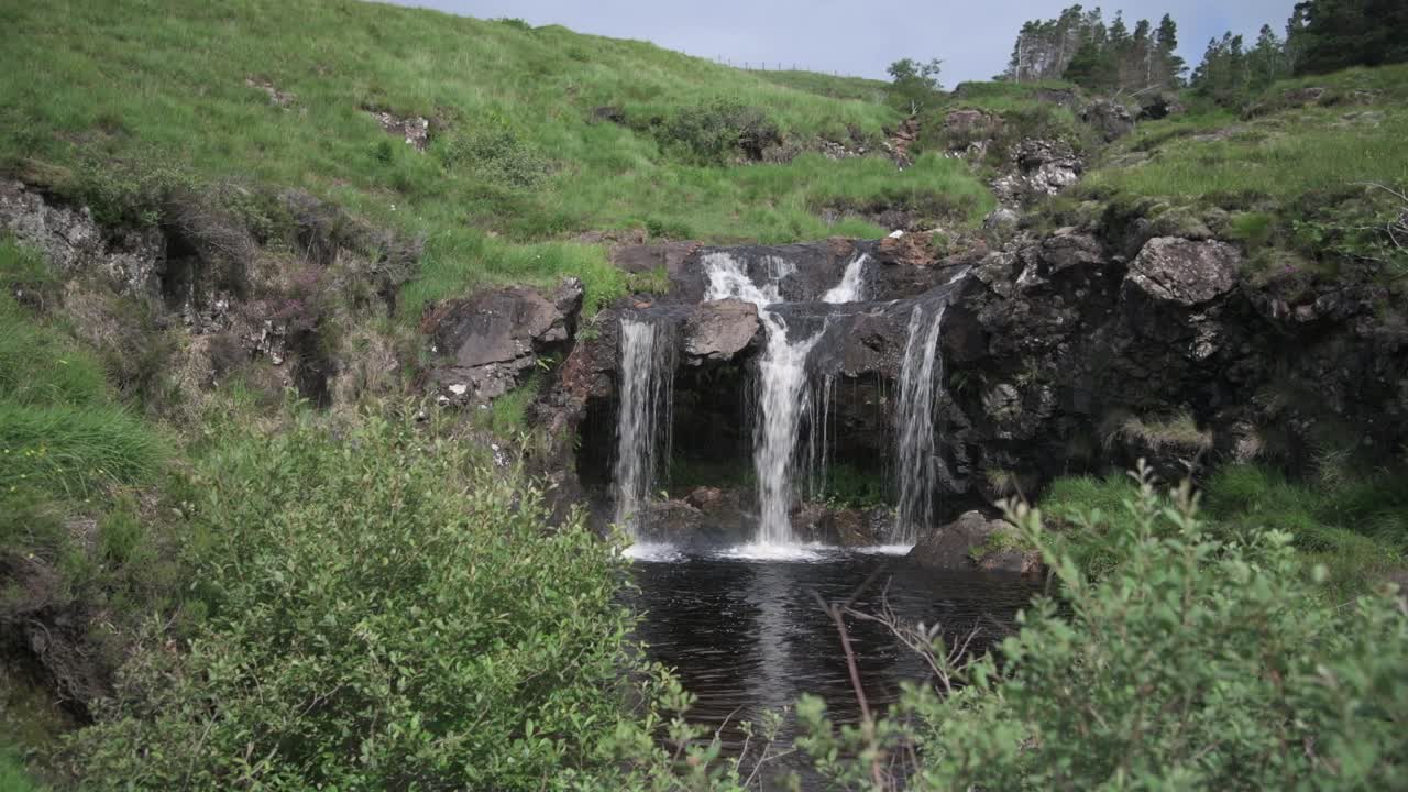 piscinas de hadas rodeadas de praderas verdes en la isla de skye