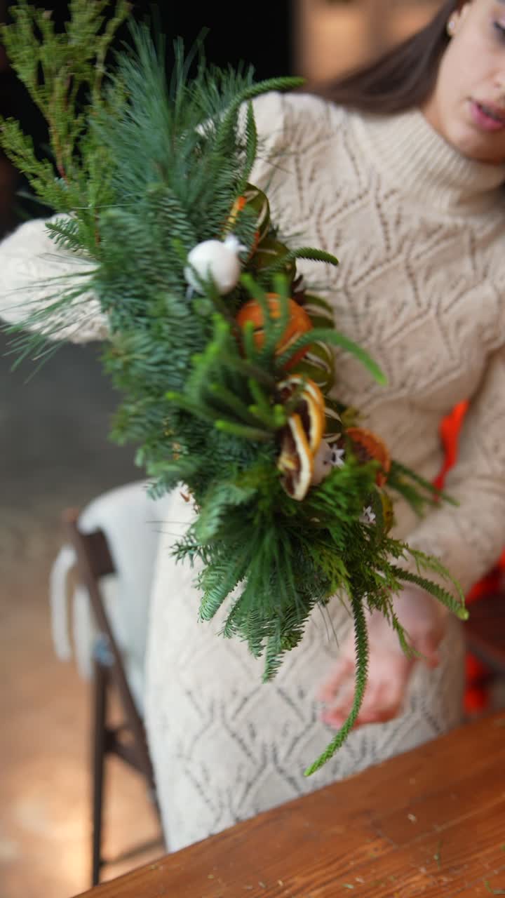 mujer haciendo una hermosa corona de navidad