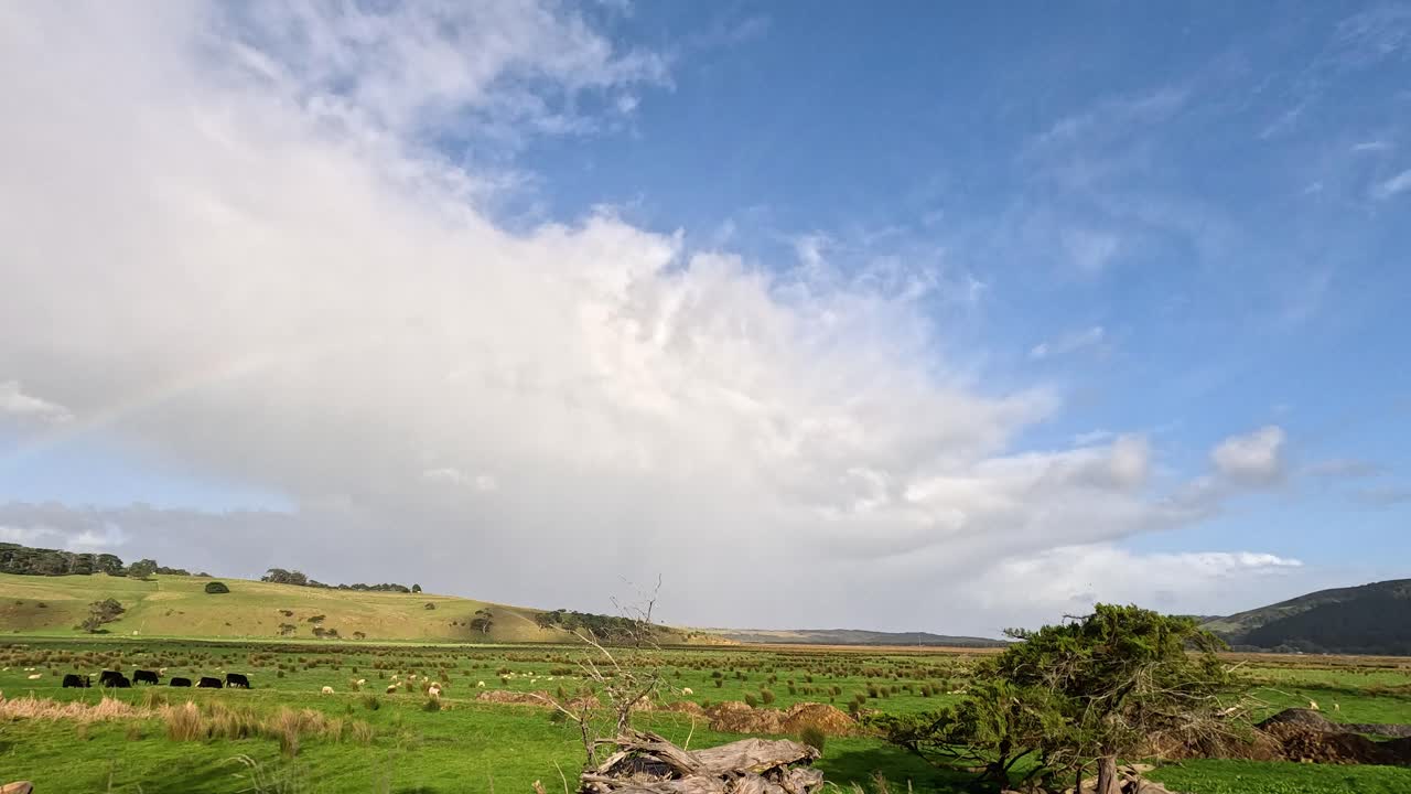 과 먼 언덕이 있는 아름다운 풍경