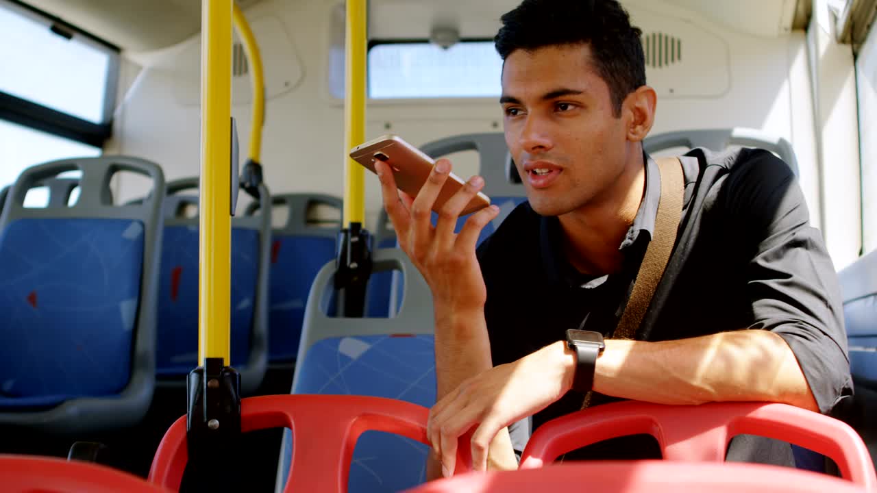 버스 4k에서 여행하는 동안 휴대 전화로 이야기하는 남성 통근자