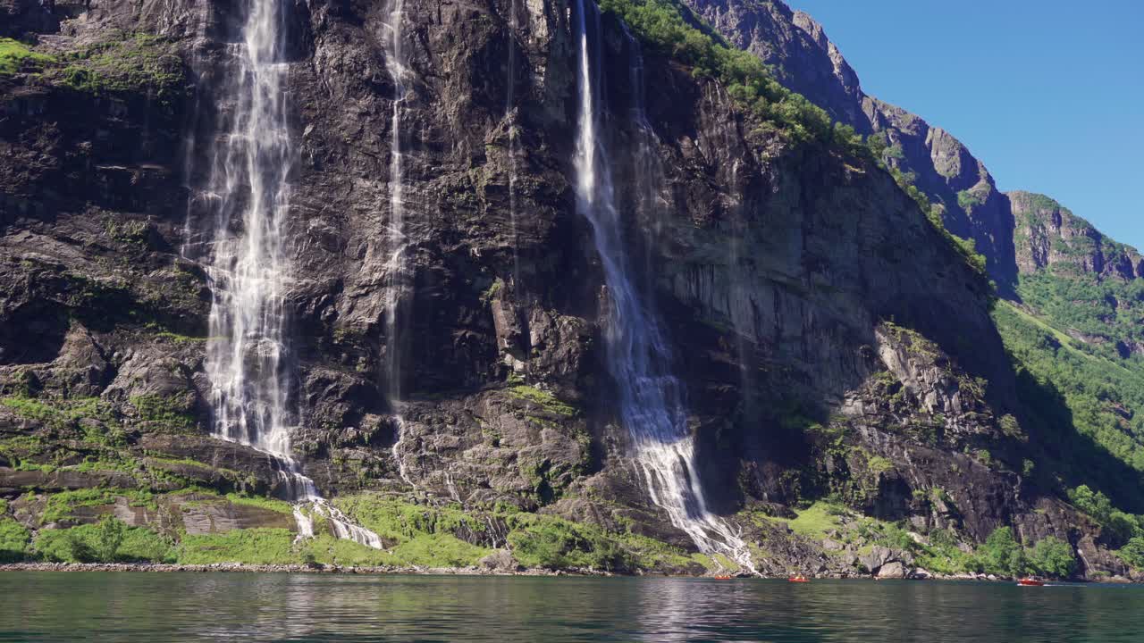 노르웨이 게이랑에르 피요르드의 일곱 자매 폭포의 숨막히는 전경 -1