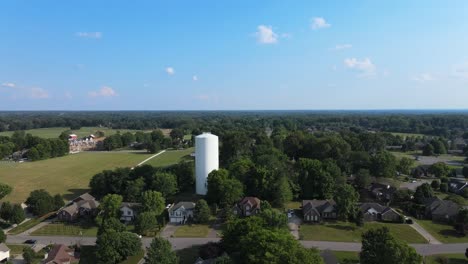 Mit-Drohne-über-Häuser-In-Richtung-Wasserturm-Fliegen