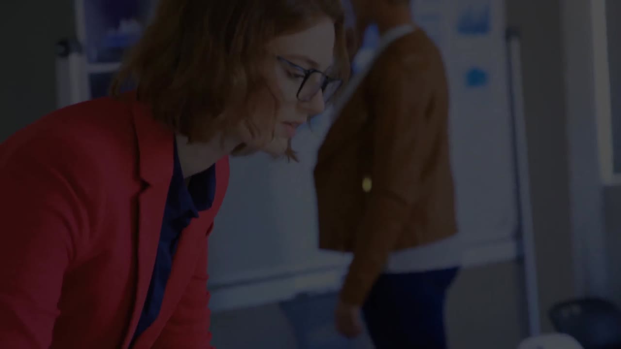 사무실에서 노트북을 사용하는 백인 사업가의 애니메이션