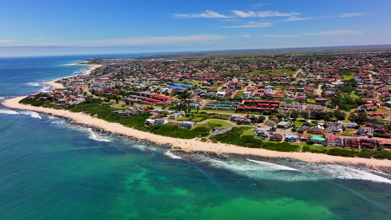 남아프리카 jbay jeffreys bay aerial drone town home buildings most stunning white sand beach epic surf wave aqua blue rugged reef coastline daytime wsl corona open supers boneyard summer up circle