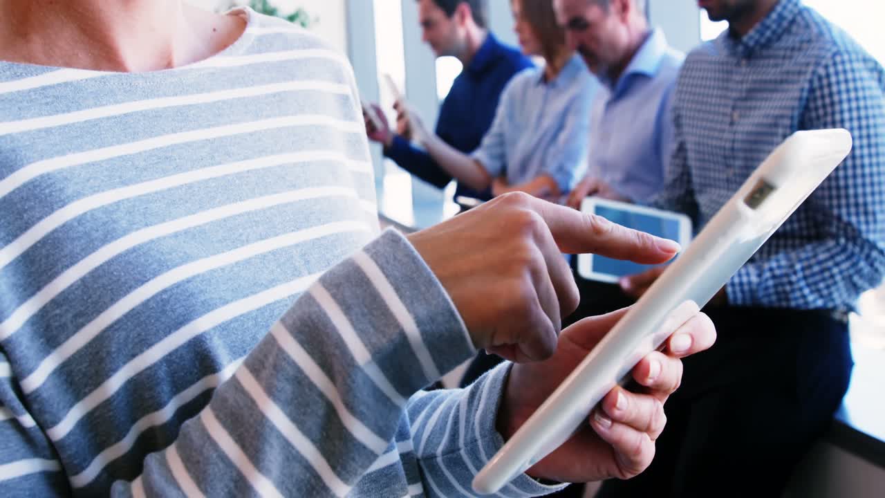 mulher executiva usando tablet digital