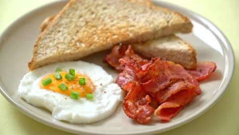 Huevo-Frito-Con-Pan-Tostado-Y-Tocino-Para-Desayunar