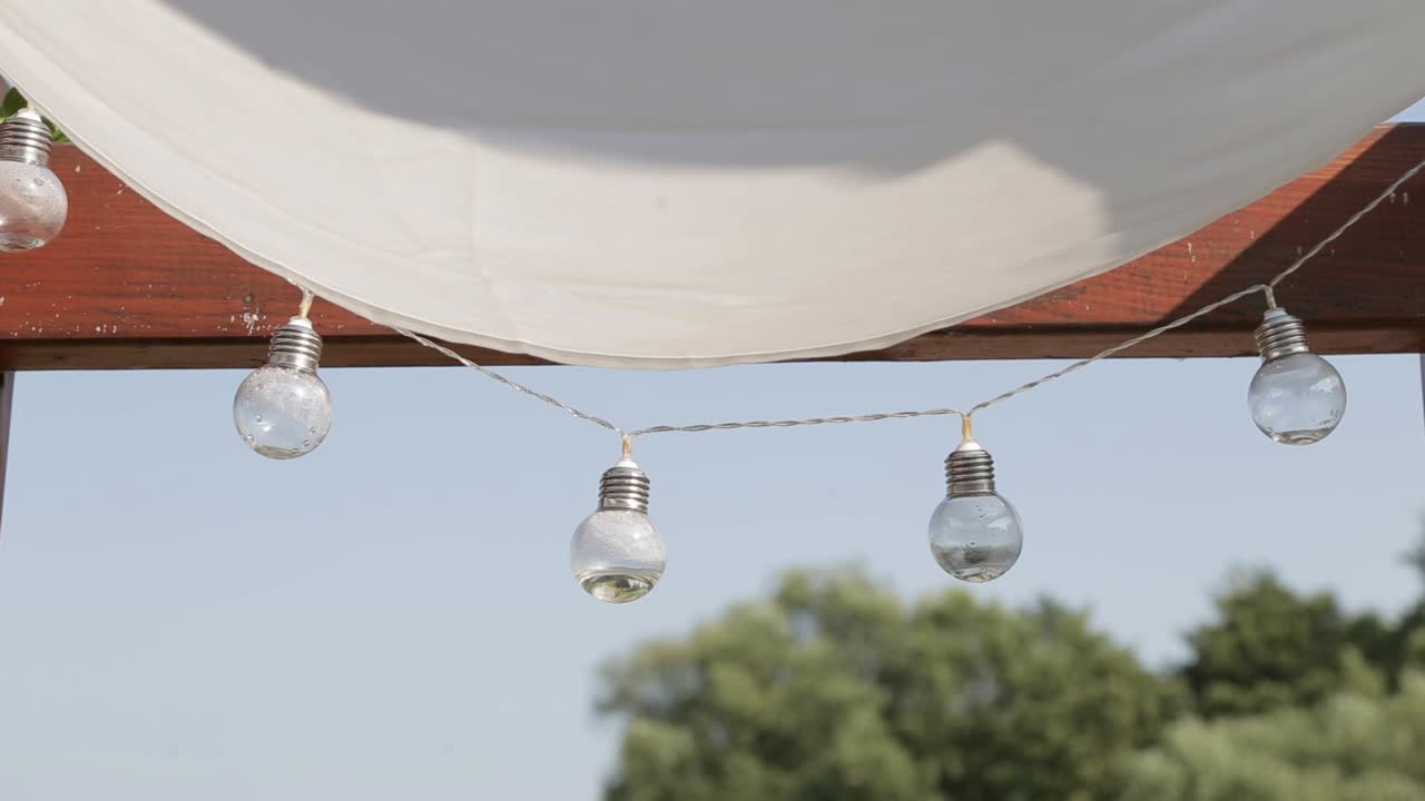 화창한 오후에 전구가 바람에 펄럭입니다.