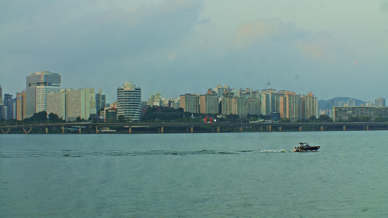 서울 도시 강 도시 공원 저녁에 건물과 마천루와 함께 보트와 함께 물, 파도 및 하늘과 함께 넓은 각도 전경