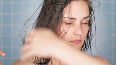 Mujer-Joven-Sana-En-El-Baño-Despertando-Retrato