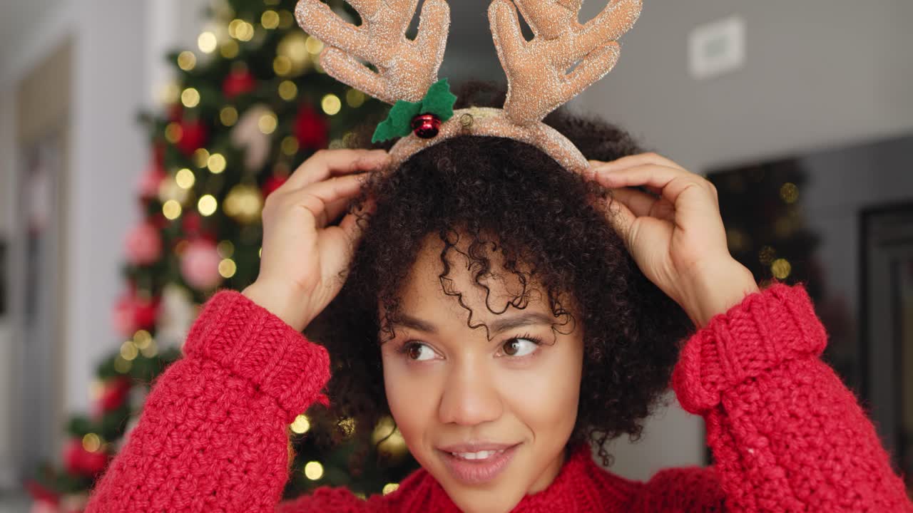 vista de mano de una mujer africana en el tiempo de navidad