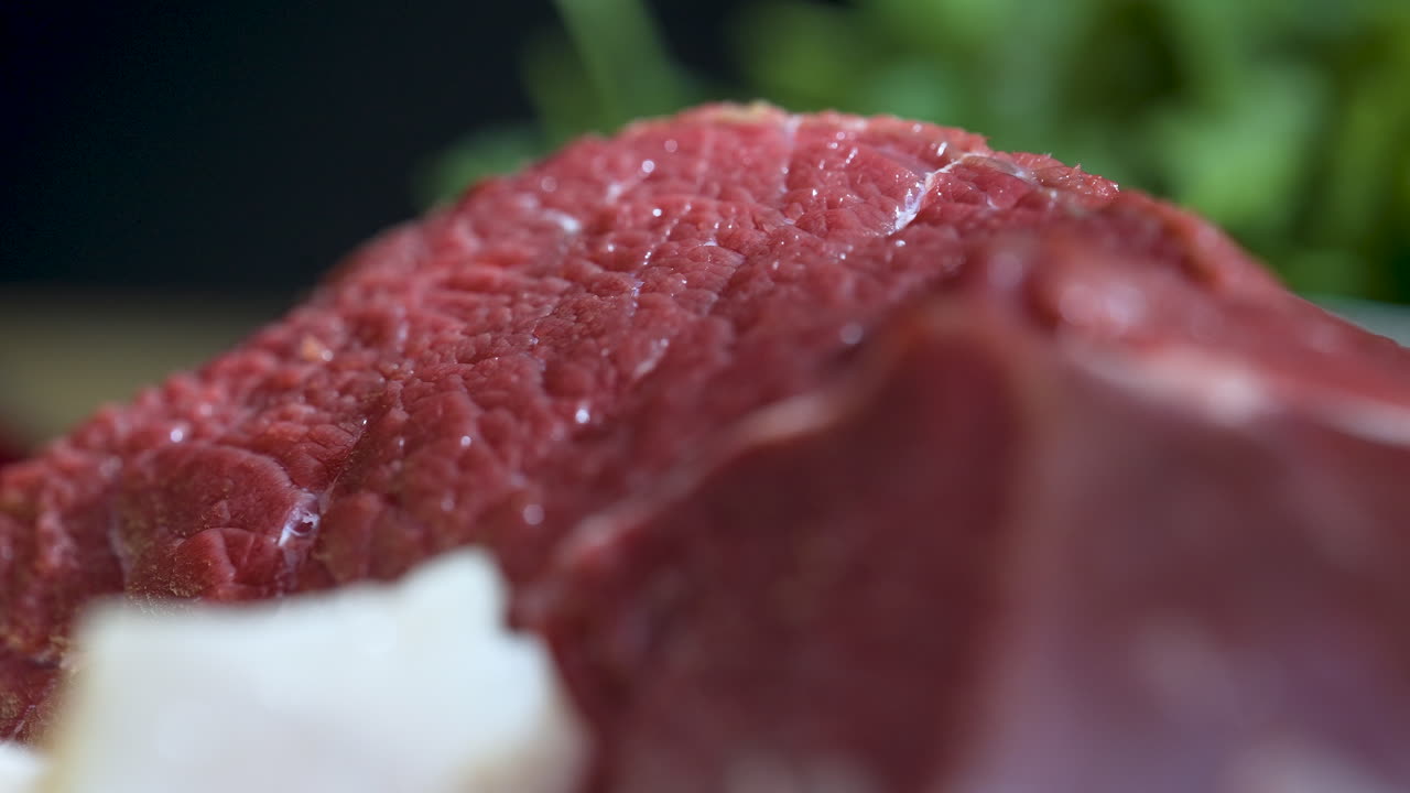 부엌에서 육즙이 많은 생 쇠고기 스테이크 닫습니다