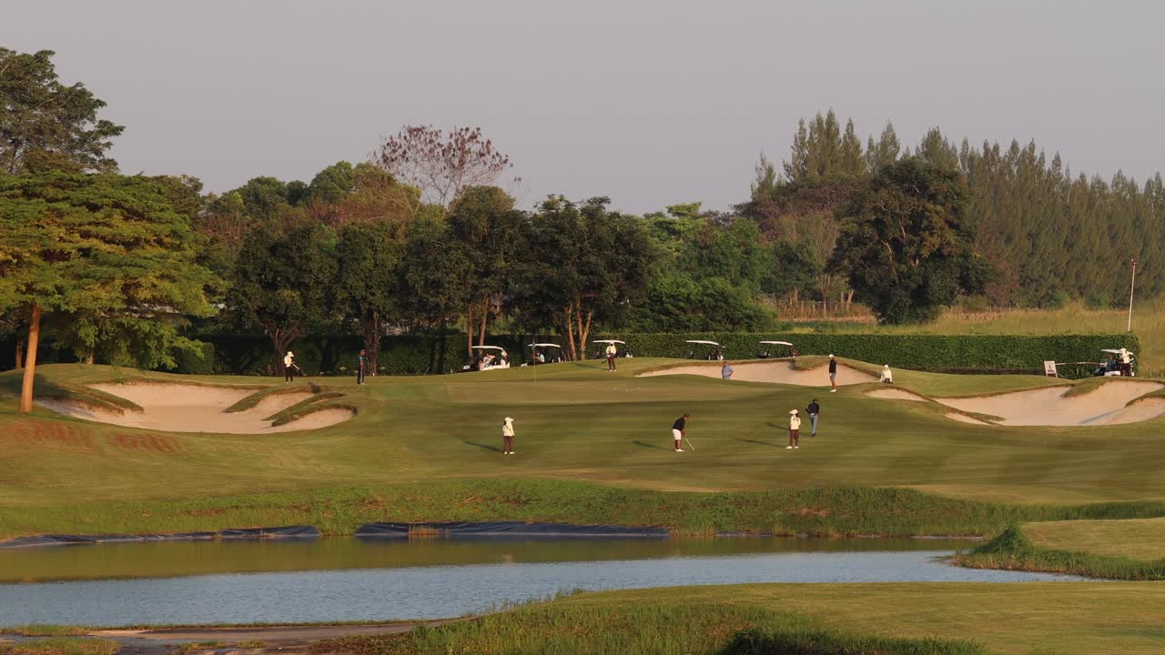 골퍼 들 이 은 날 에 경기 를 즐기고 있다