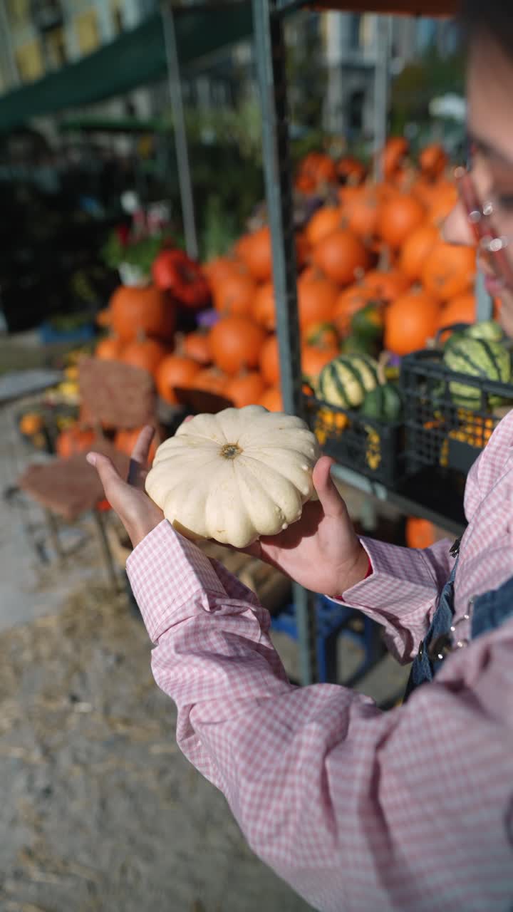 농부 시장 에서  호박 을 들고 있는 사람