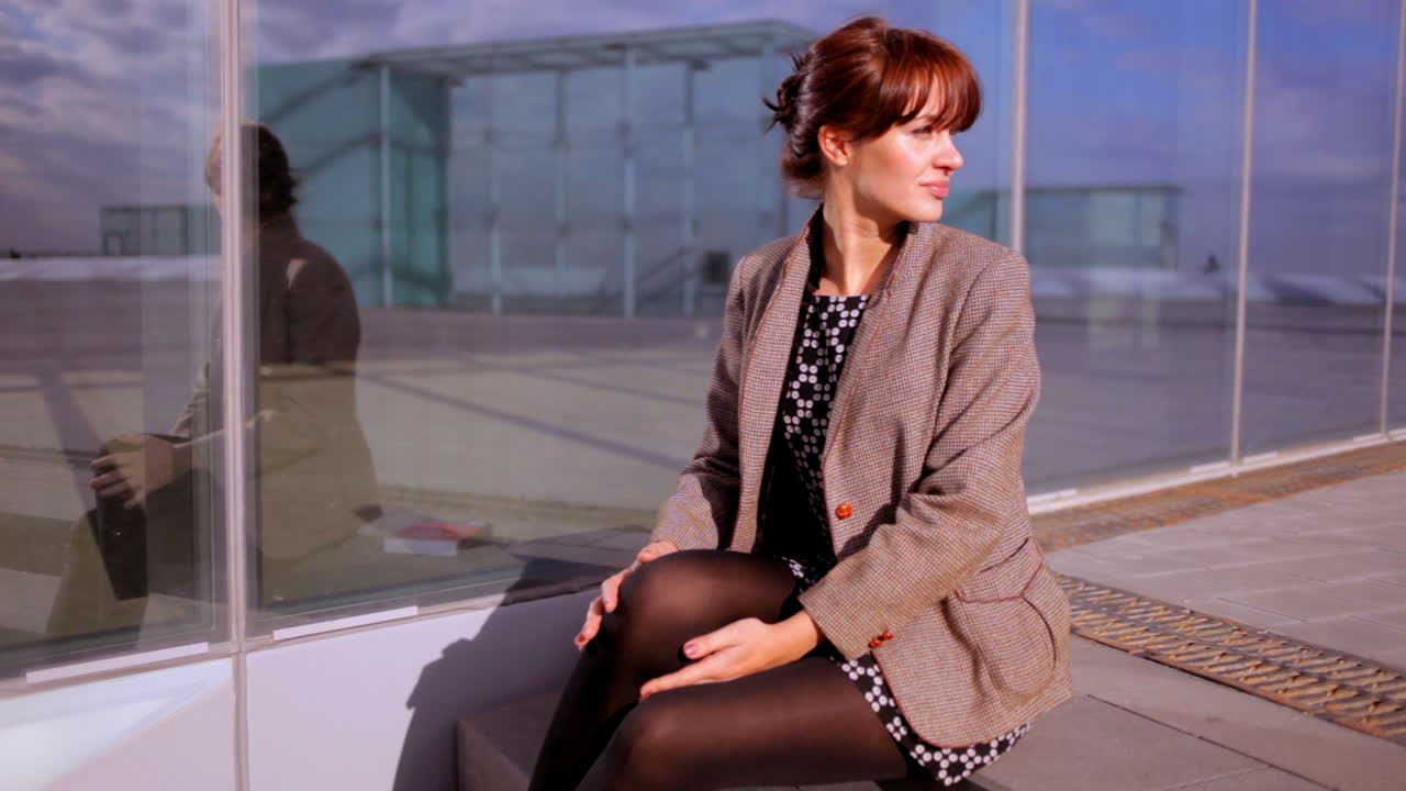 11 밖에 있는 젊은 여자