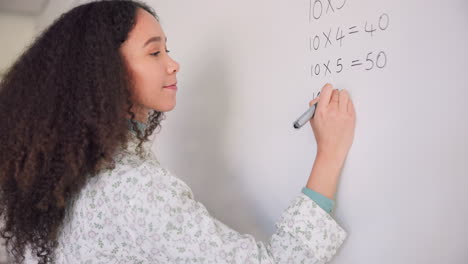 maestra, escritura y tablero de matemáticas