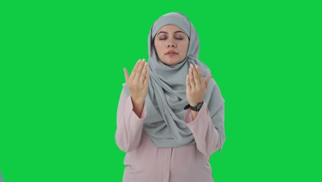 mujer de negocios musulmana feliz leyendo el namaz pantalla verde